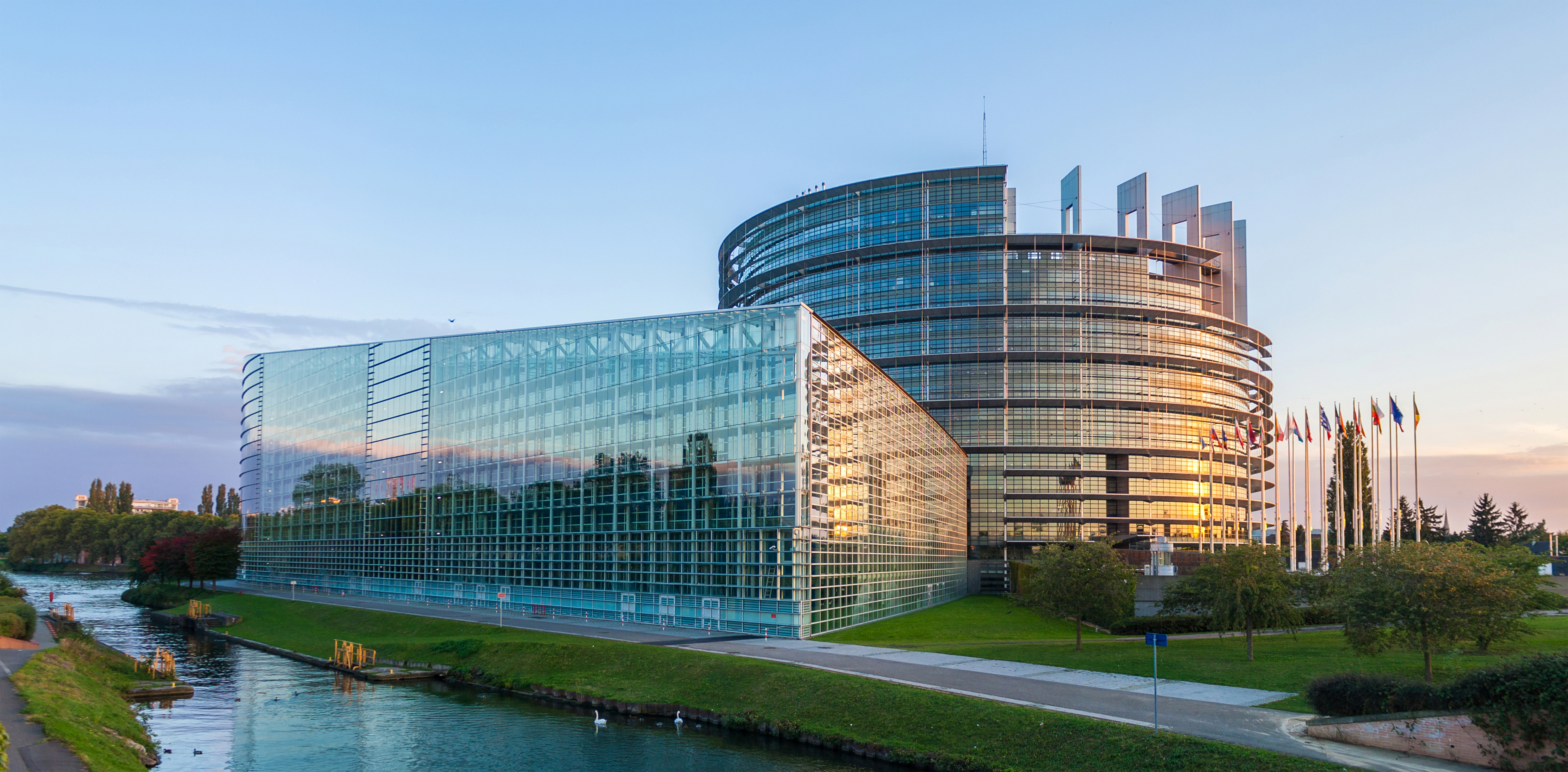 Building перевод. Страсбург Европарламент. Здание Евросоюза в Страсбурге. Здание европейского парламента. Европейский совет здание.